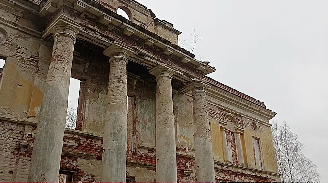 Руины усадьбы Трубниковых в Михнево.Фото: Павел Павлов, 2024 год.
