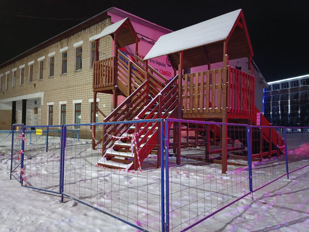    В Кувандыке собрали новую большую деревянную горку, но кататься на ней пока нельзя