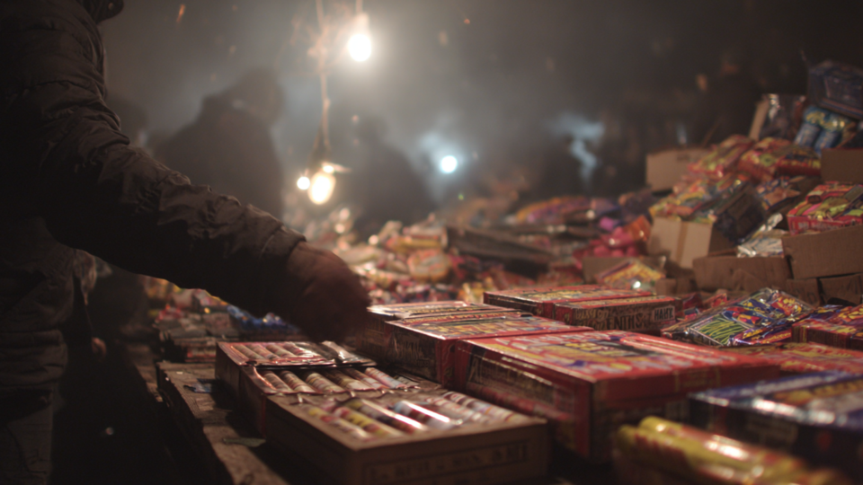     Праздник на волоске: большинство бенгальских огней на рынке – бракованные РЕН ТВ