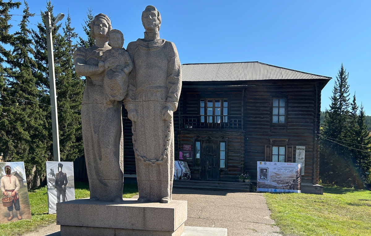    Скульптура "Семья Трубецких" перед музеем декабристов  Анастасия Забелина/ТАСС