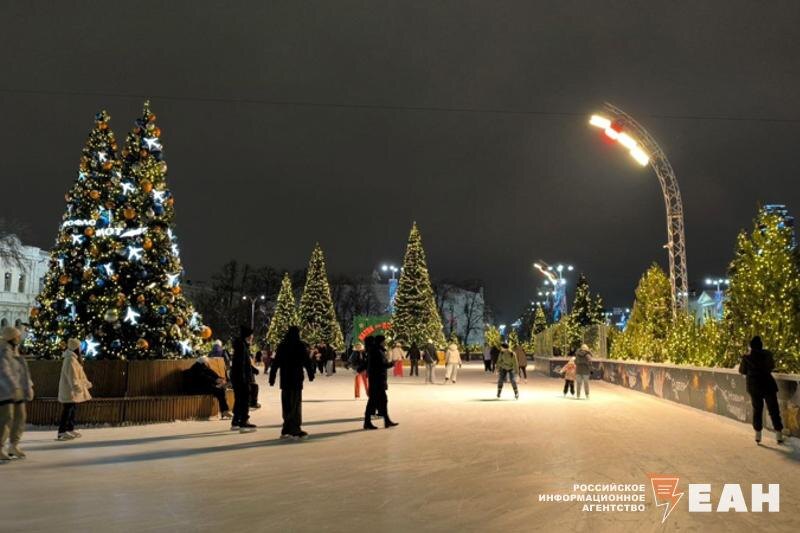   ЕАН. Каток на площади