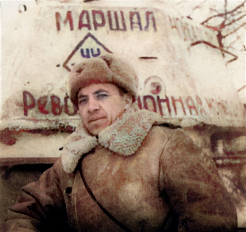 Начальник штаба 112-й танковой бригады подполковник И. И. Гусаковский возле танка Т-34 «Маршал Чойбалсан» танковой колонны «Революционная Монголия». Январь. 1943 года