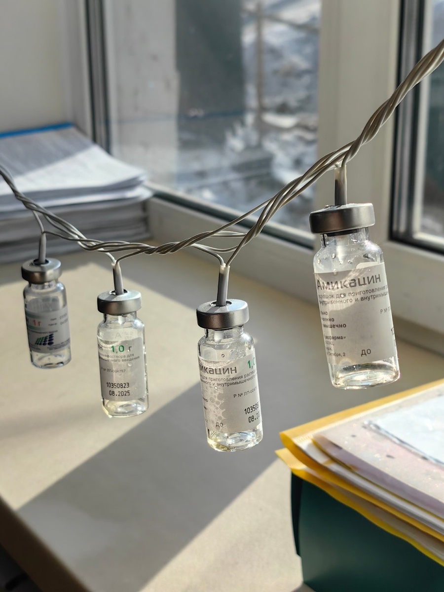    Каждую лампочку гирлянды медики поместили в ампулу от препарата. Фото: ГБУЗ «Приморский краевой противотуберкулезный диспансер»