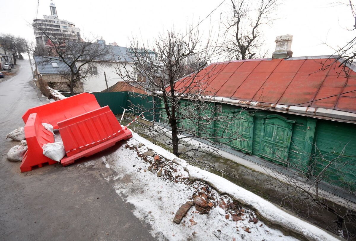 Дом, где живёт Наталья, находится намного уровня дороги  📷
