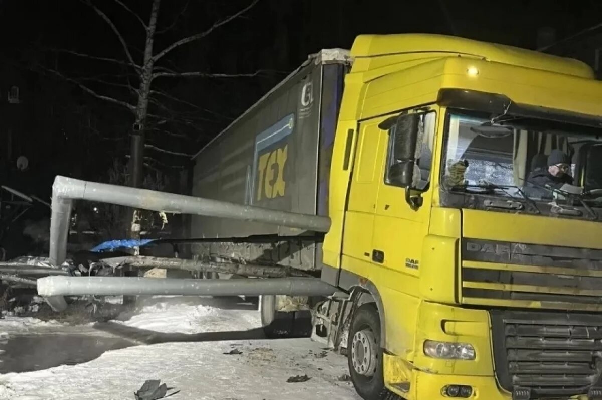    Жители Балезино остались без тепла из-за фуры, протаранившей теплотрассу