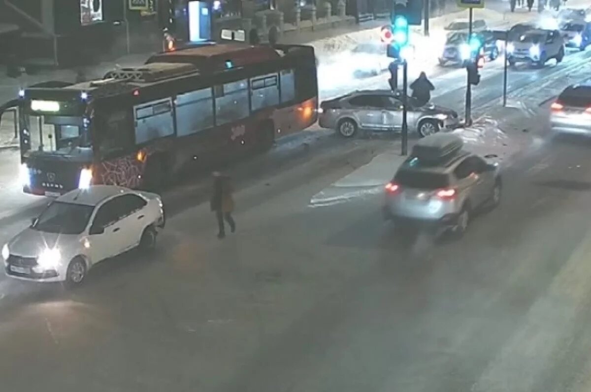    Автомобиль встал поперёк дороги.