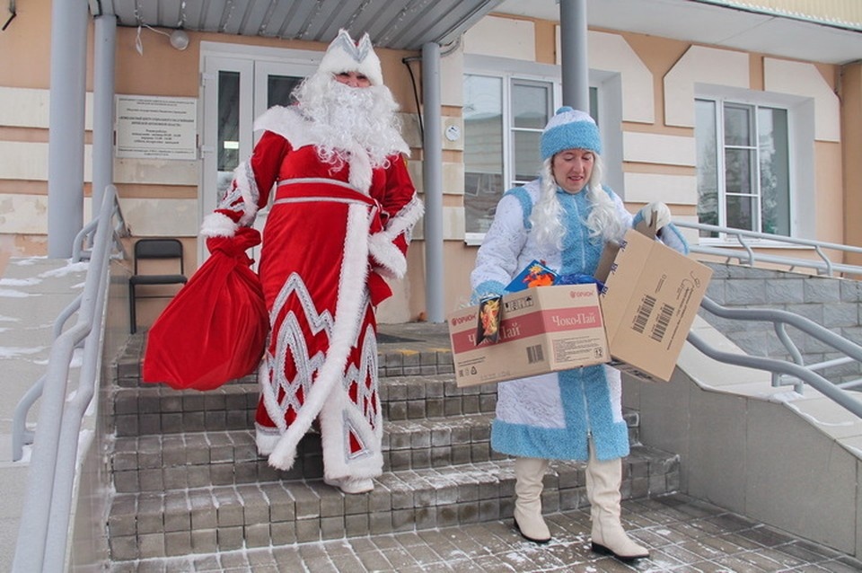    Социальные Дед Мороз и Снегурочка поздравили жителей Биробиджана Андрей САВЕЛЬЕВ