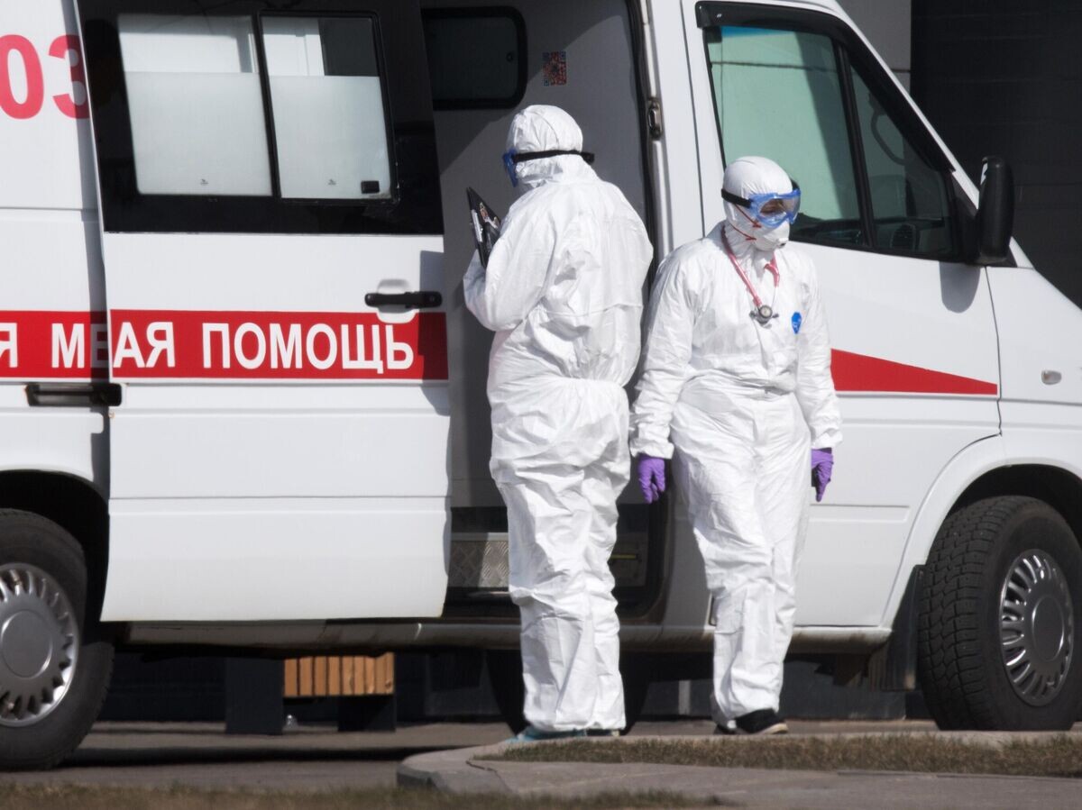    Бригада скорой медицинской помощи возле больницы для пациентов с подозрением на коронавирус, март 2020 года | © РИА Новости / Илья Питалев