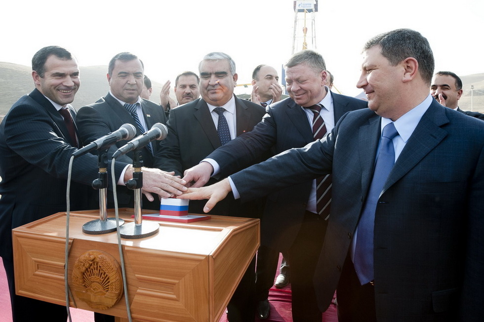    Запуск строительства скважины Шахринав-п на участке Сарикамыш, 2010 г. Фото: Gazprom International