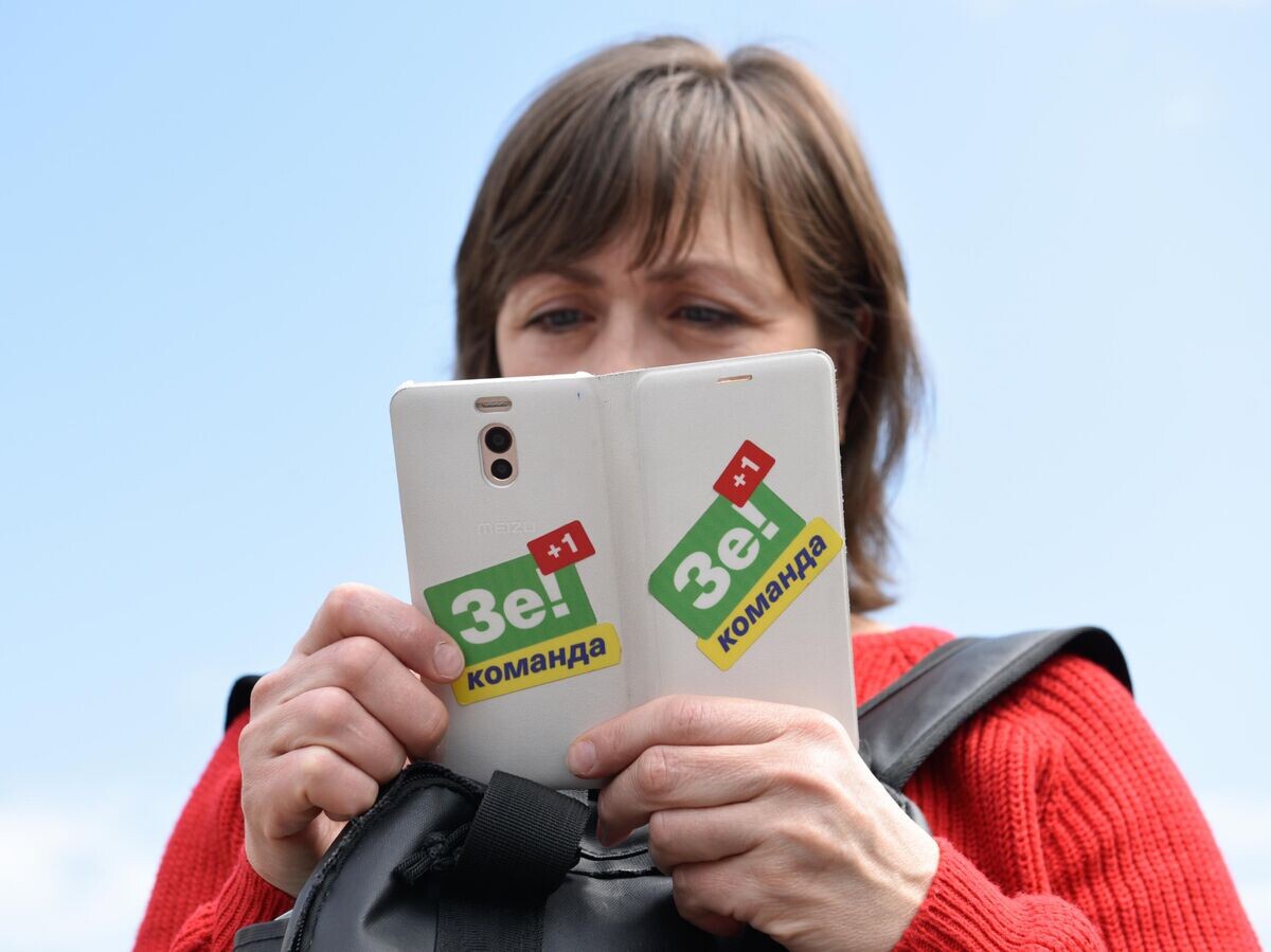    Участница акции в поддержку избранного президента Украины Владимира Зеленского у здания Верховной рады Украины | © РИА Новости / Стрингер