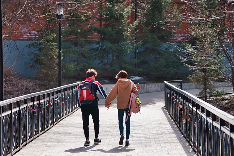    Выяснилось, что молодежь не сильно спешит с заведением семьи в студенчестве. Только треть студентов (31%) готовы вступить в брак в ближайшие 4-5 лет, еще 18% планируют это сделать через 2-3 года, и лишь 4% — в течение года.   
Фото: «БИЗНЕС Online»