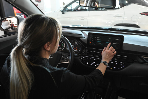 Девушка в салоне автомобиля «Москвич 3» / Александр Кряжев/РИА Новости   📷