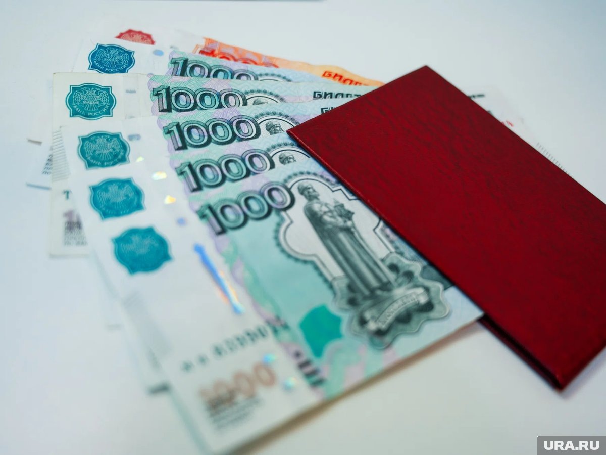     Пенсии и пособия перечислят заранее