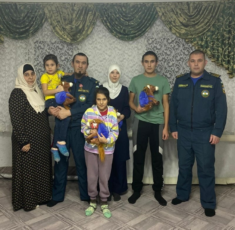     Күп балалы янғын һүндереүселәрҙең ғаиләләрен ҡотланылар