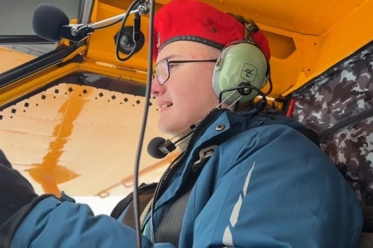    Егор мечтает стать военным лётчиком.