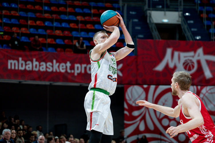    Денис Захаров доигрывал матч с травмой.   
Фото: unics.ru