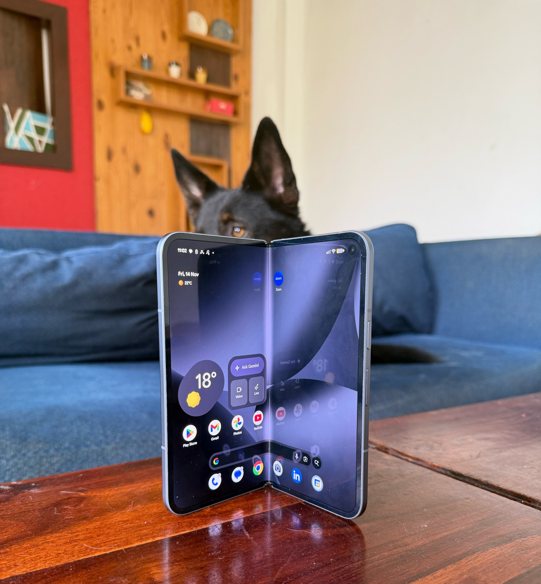 Достаточно толстые рамки трудно не заметить