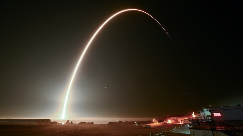 Запуск ракеты Falcon 9 компании Starlink со спутниками на борту (архивное изображение) picture alliance / newscom | Джо Марино.