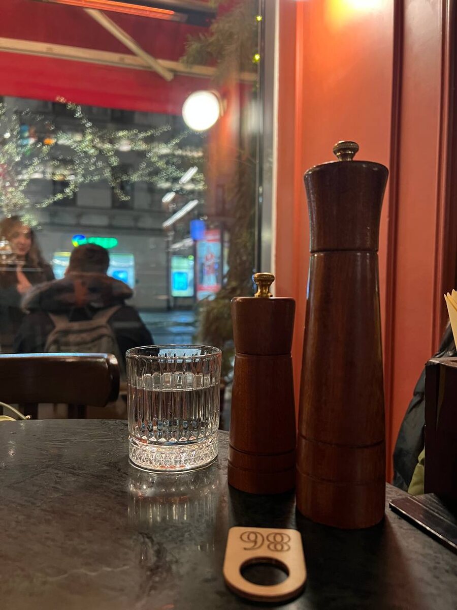 Столик с видом на улицу