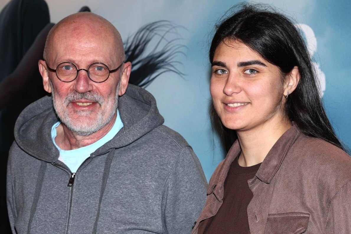     «Меня стыдят»: Александр Гордон развелся с арфисткой и женился в шестой раз на 23-летней художнице