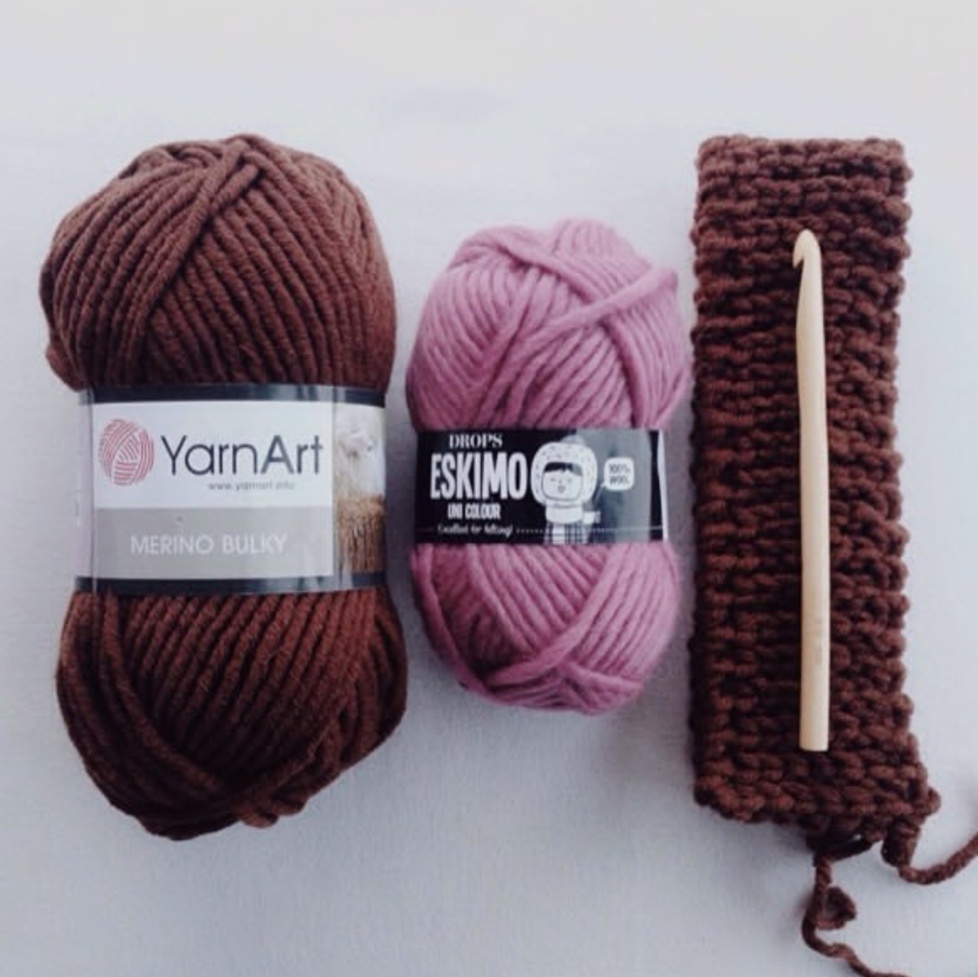 Пряжа и резинка крючком 