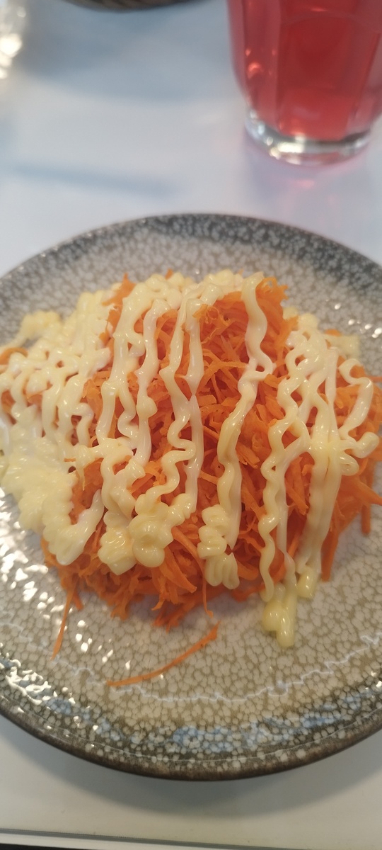 Салат выглядит довольно нарядно, но я такой не люблю. Слишком простой, что ли. 