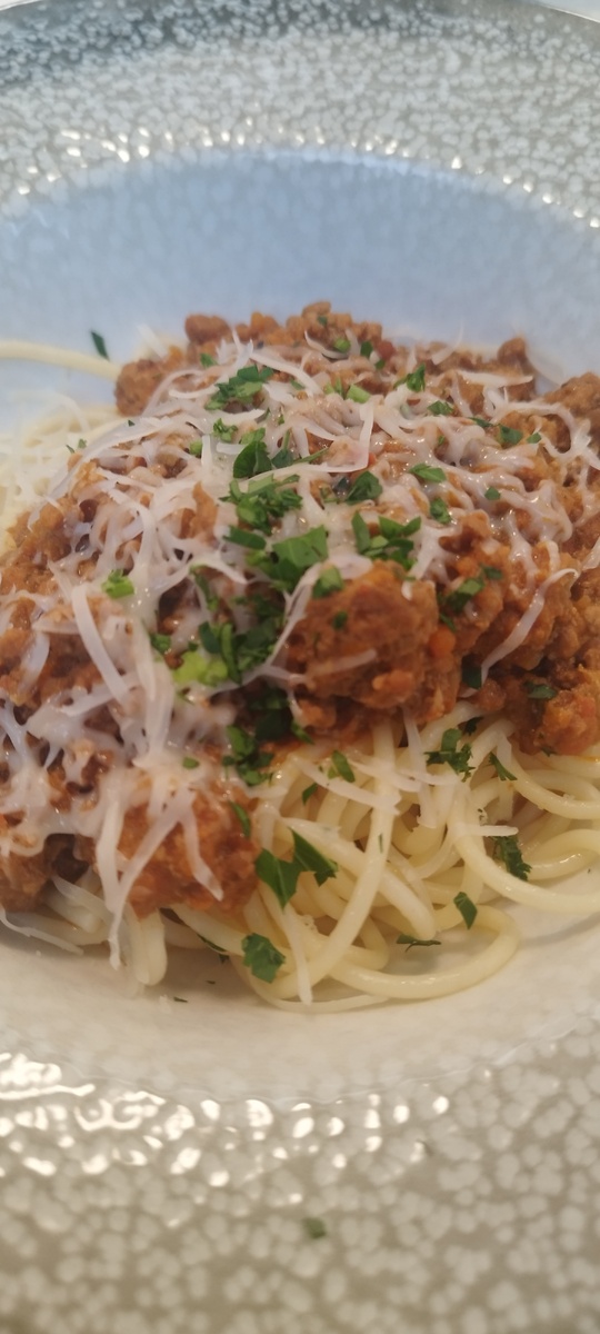 Болоньезе. Не люблю. Не понимаю. Мне - не вкусно. Итальянская кухня - не моё. 