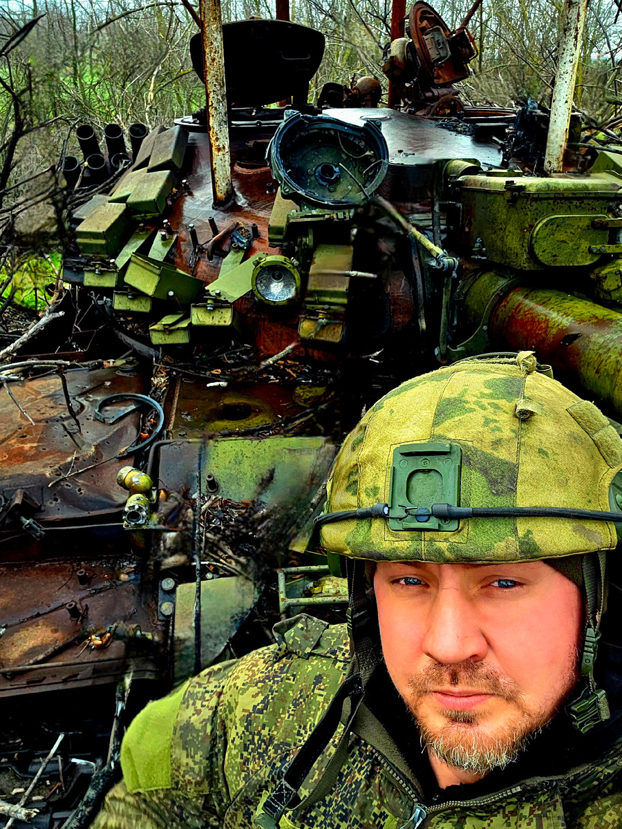 Задание выполнено,фронт подвинулся,вижу результаты своей работы в новостях,пусть тяжело,но приятно писать историю лично. Горжусь своим подразделением,десантно-штурмовая дивизия - никто, кроме нас!
Я вернулся! (как обещал 💪😀)
Хочу помыться,постираться,покушать,отоспаться. 
Благодарю каждого поддержавшего меня перед боевой задачей,так я чувствую для чего и ради кого сражаюсь. 

Декабрь 2025 года стал для меня самым результативным месяцем за все время на СВО.  А новые навыки дали понять,что уровень сложности мне по силам. 

P.S. Танк противника советских времен больше не опасен.