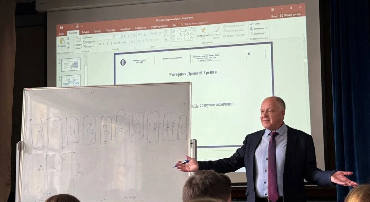     Григорий Владимирович Прутцков — профессор Института медиа НИУ ВШЭ, бывший доцент МГУ, исследователь зарубежных СМИ, доктор филологических наук, член Союза журналистов России, академический директор Школы журналистики имени Владимира Мезенцева Максим Сахаров