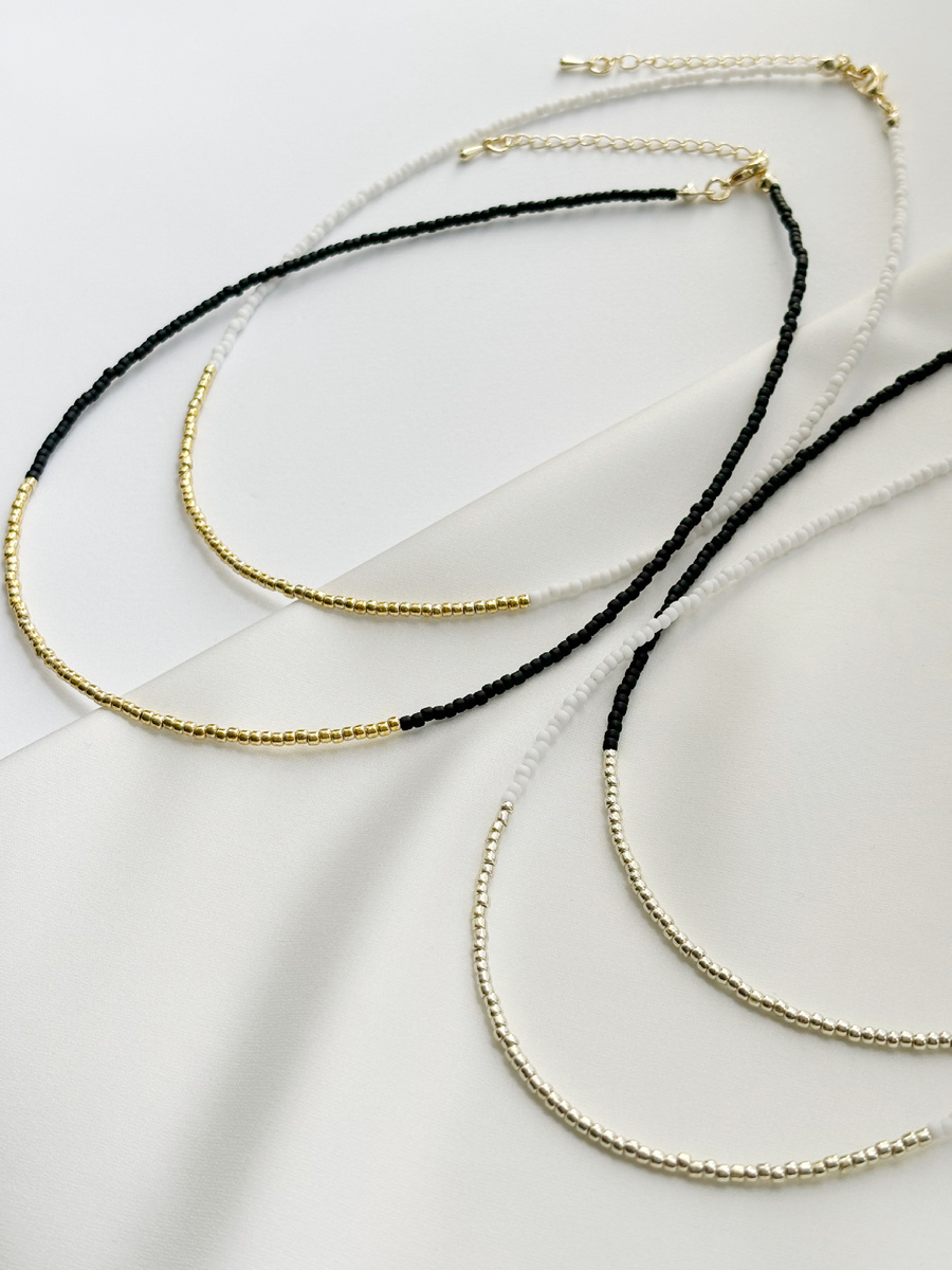 Благодаря устойчивому покрытию серебряный и золотой бисер не теряют своего первозданного вида и сохраняют яркость на протяжении долгого времени.