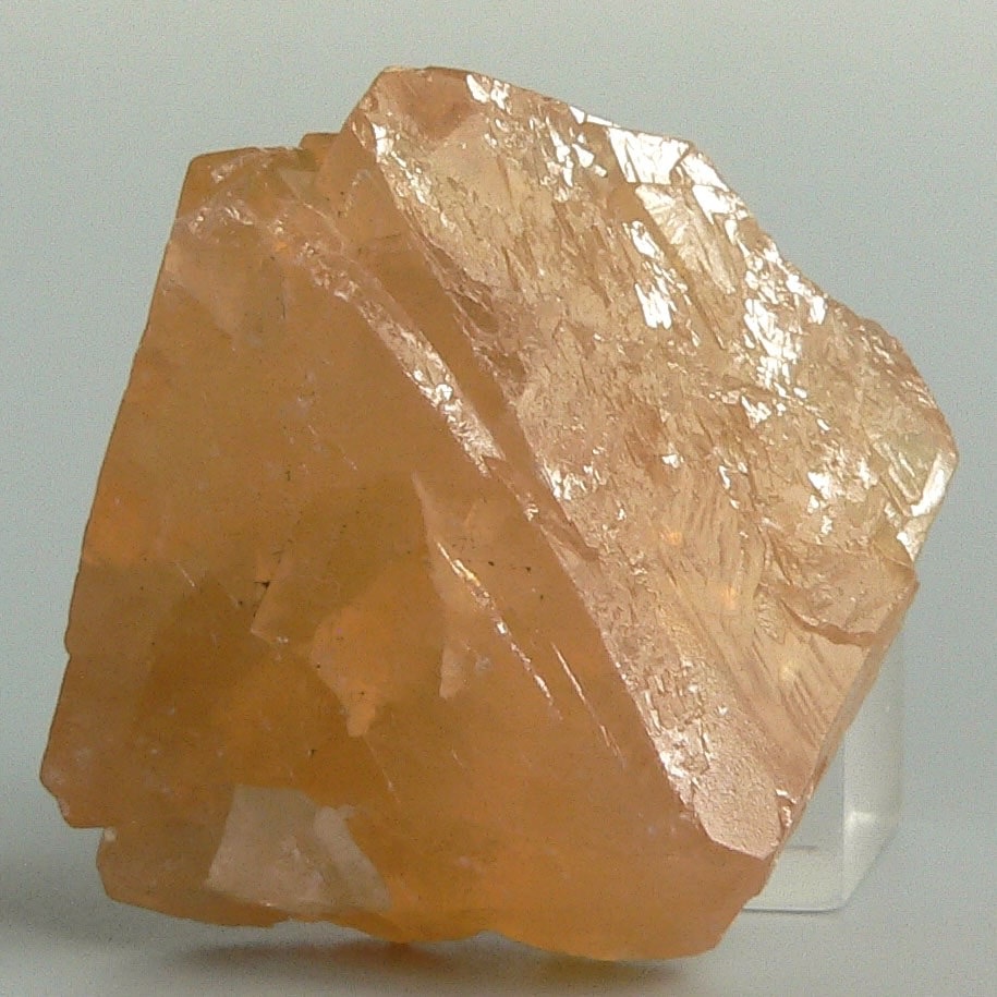 Кристалл шеелита CaWO4, 3х3х2 см, провинция Сычуань (Китай). Фото: взято из en.wikipedia.org