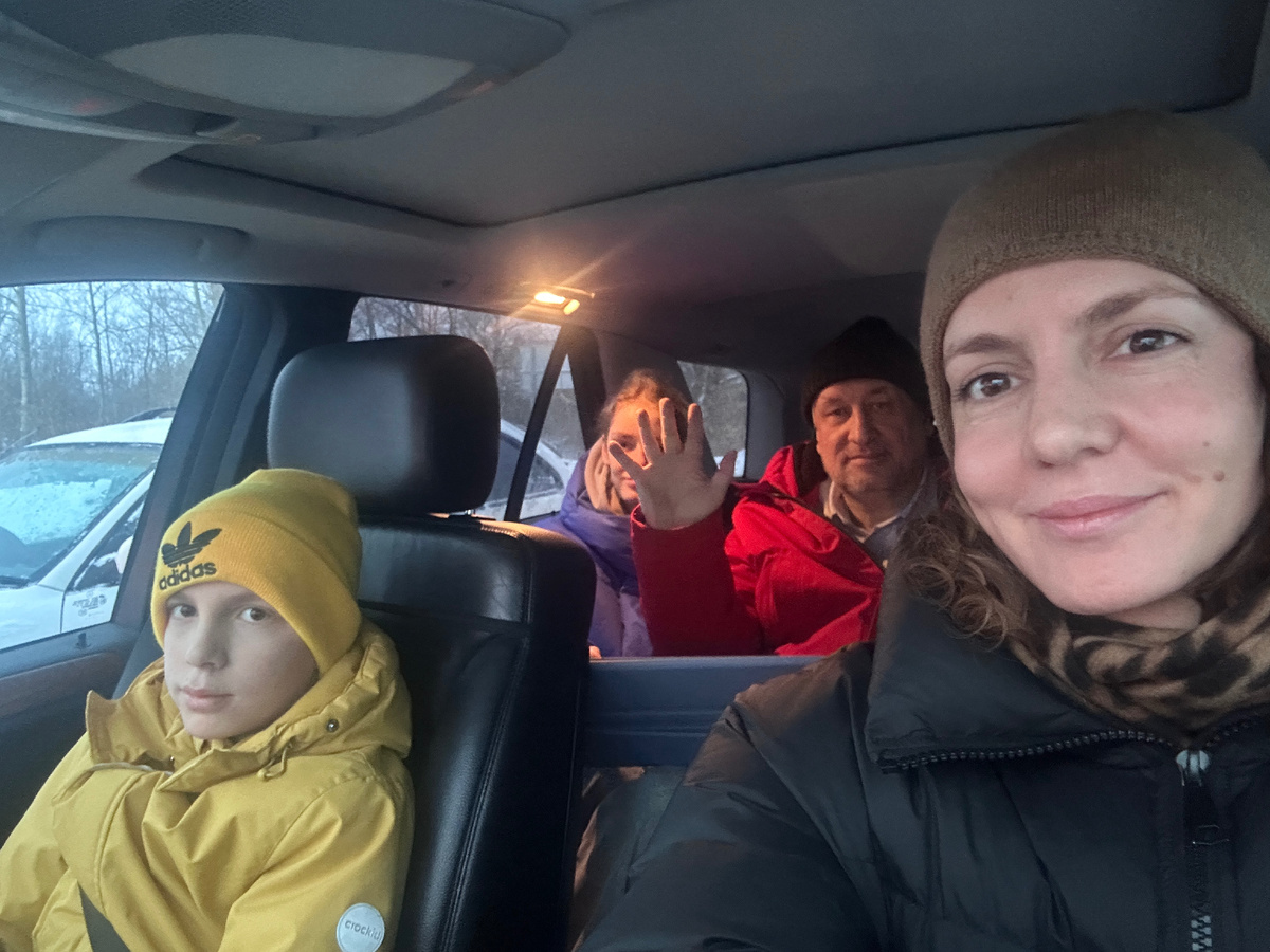 Поехали) Я за рулем, Леша с Владой сзади решают