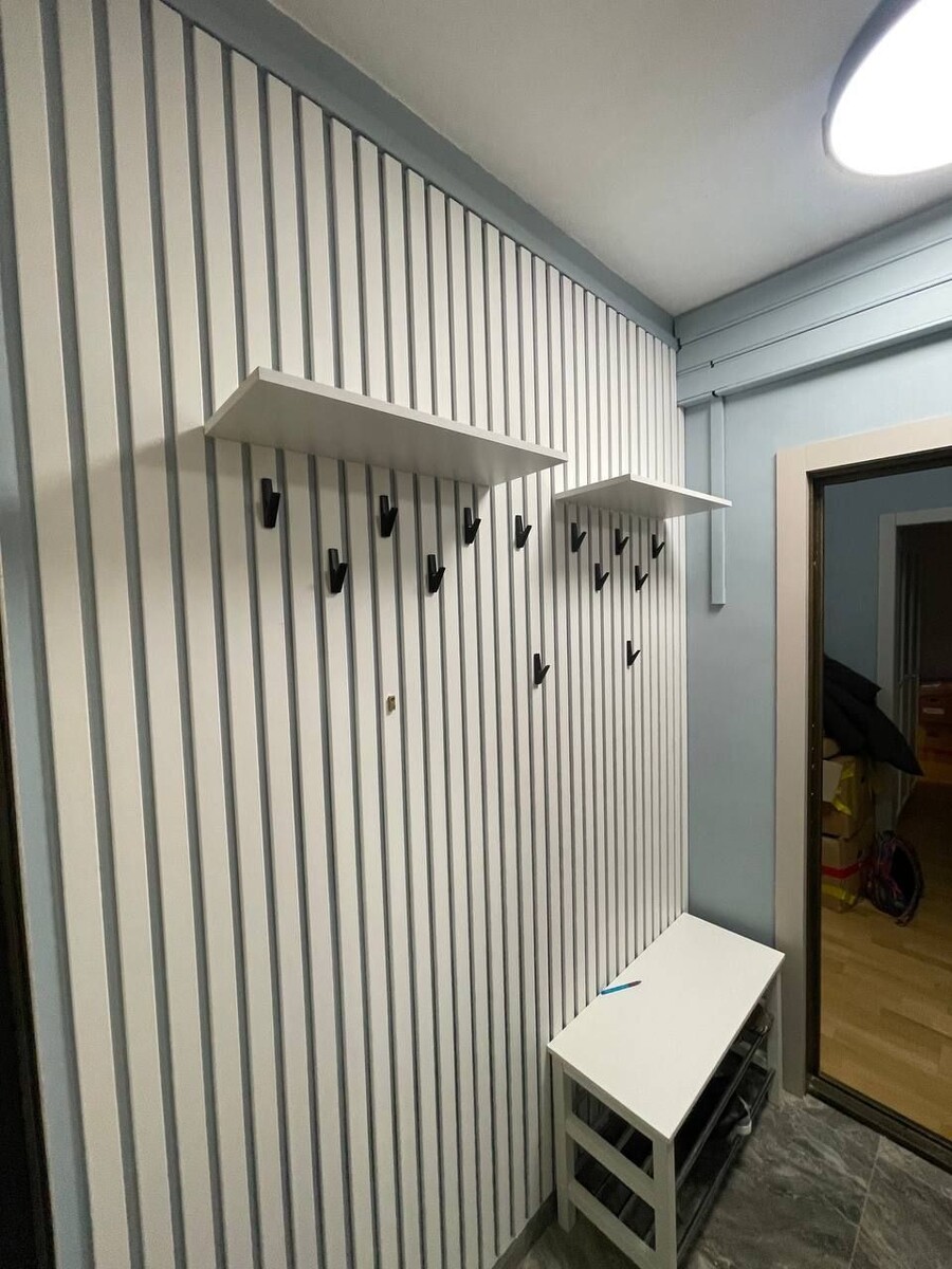 Декоративные рейки с полками и крючками в коридоре: цвет белый, структура как эмаль,  размер: глубина 10 мм, ширина 38 мм