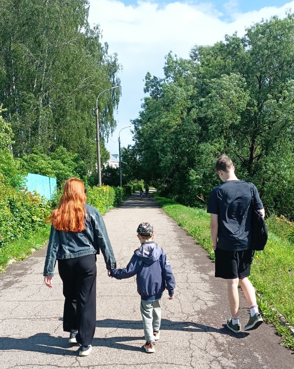 Мои дети. Младшего родила в 41 год, когда у нас уже была четырехкомнатная квартира. Если бы лет в 30 я знала, что увеличу жилплощадь, родив ребенка, возможно детей у меня было бы больше.