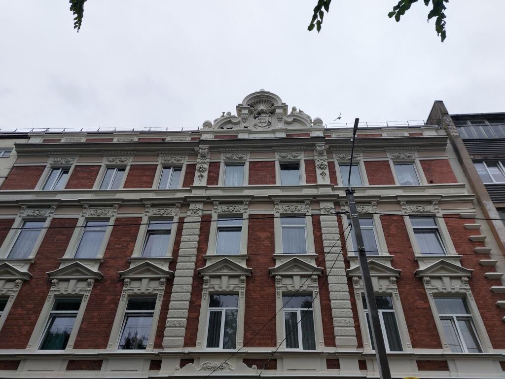 Про этот симпатичный дом, архитектуру вообще, историю и Луизу напишу потом, а в этой статье про немного другое.