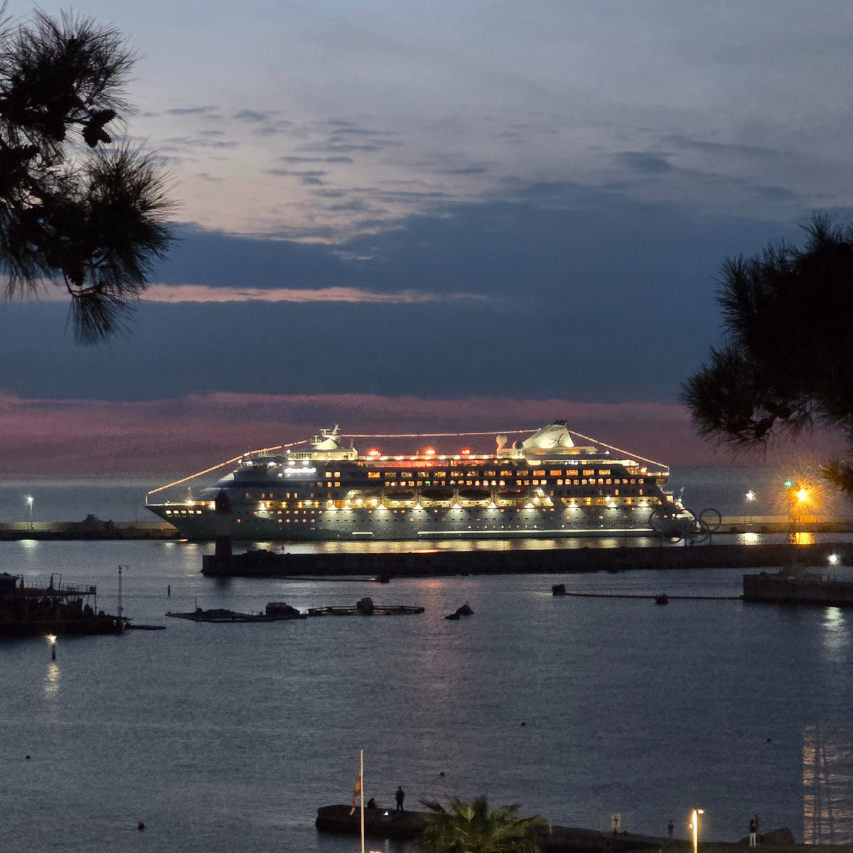 Лайнер "Astoria Grande" в порту Сочи