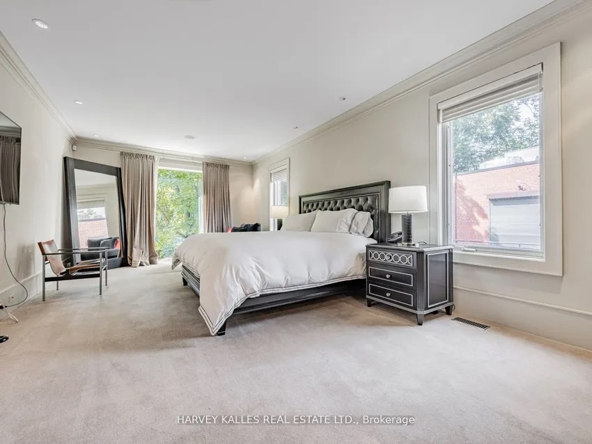 Огромная спальня в доме с нестандартным гардеробом