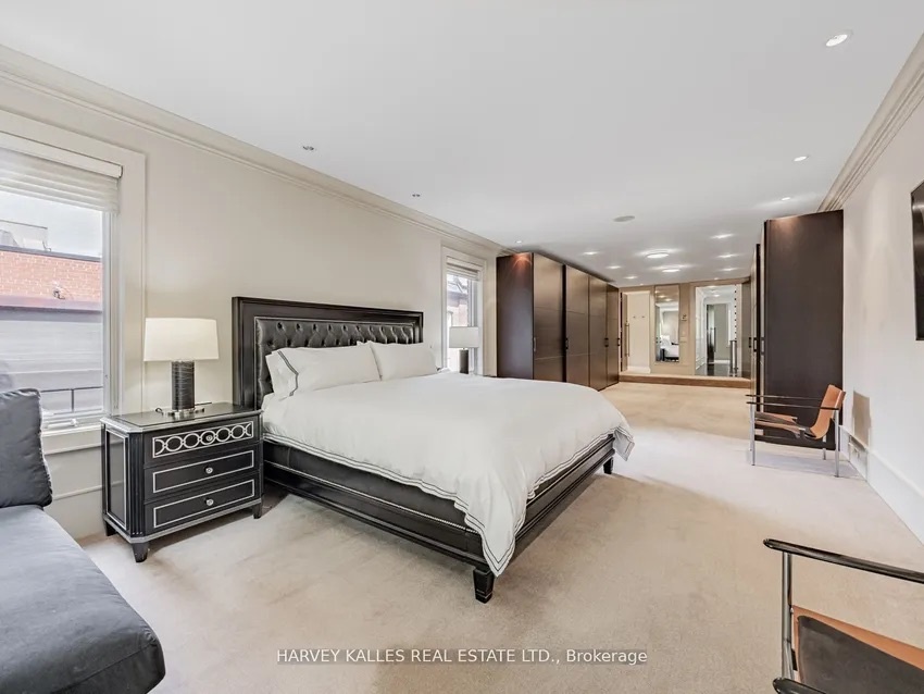 Огромная спальня в доме с нестандартным гардеробом