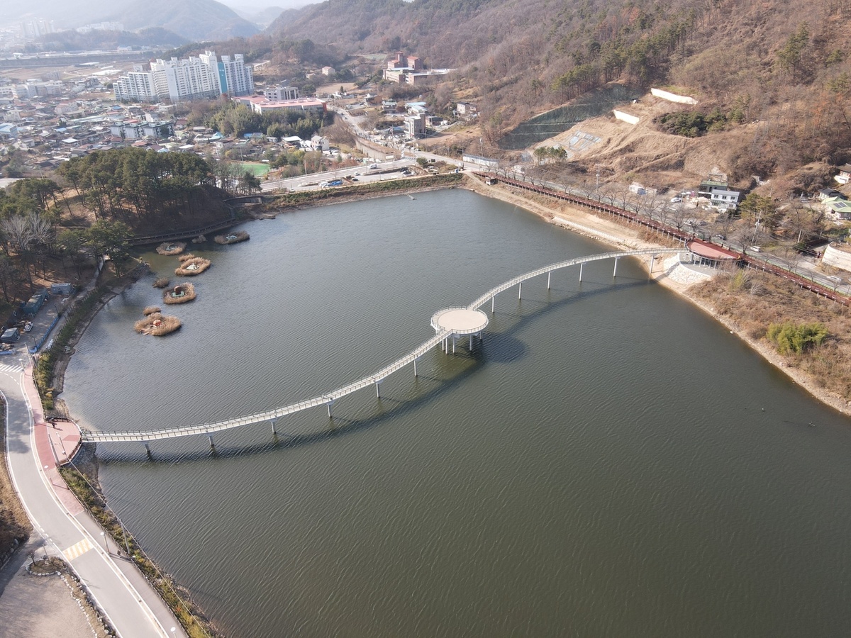 Вид с воздуха на озеро Кёдон в Окчхоне, провинция Северный Чхунчхон (Newsis)