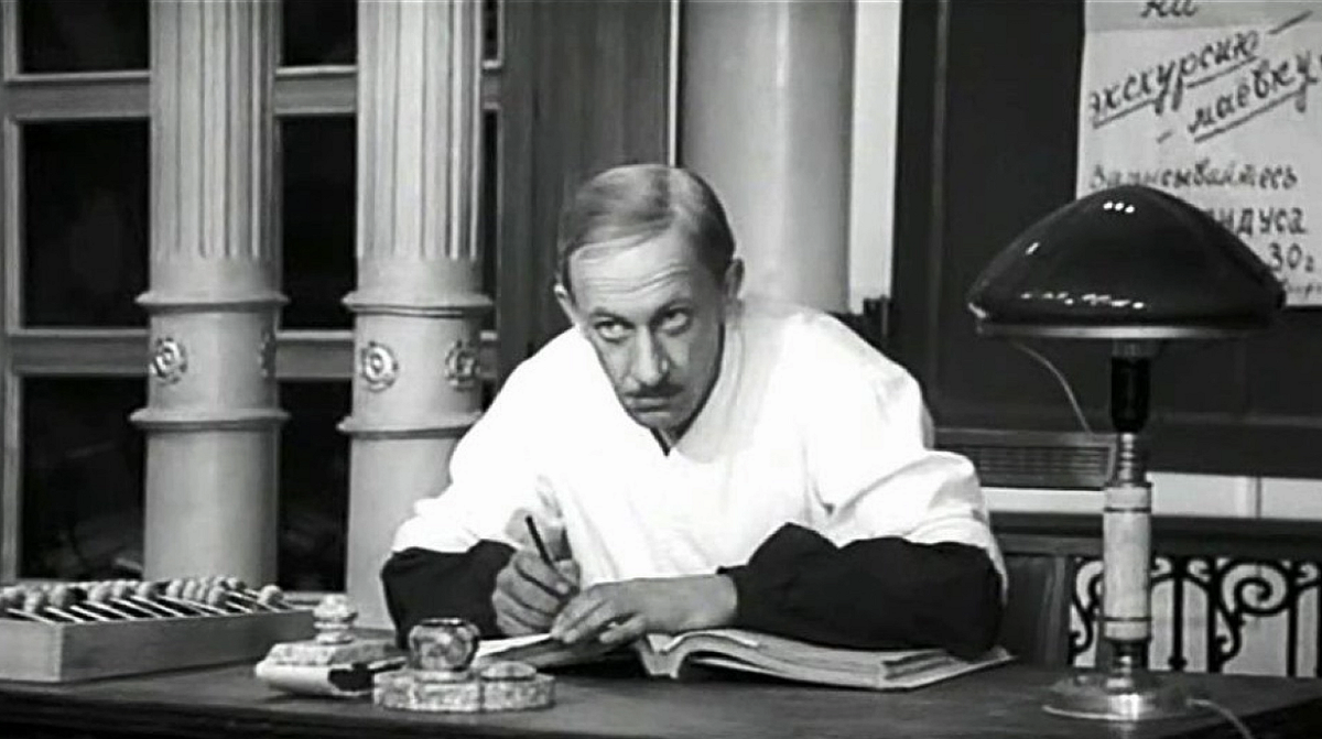 Миллионер Корейко думает о том, что свои миллионы он никуда вложить не сможет.