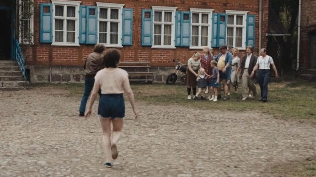    Фильм получил приз Каннского фестиваля   Кадр из к/ф «Звук падения», реж. Маша Шилински, 2025