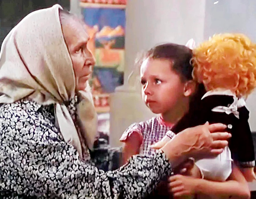 Стефания Станюта (Киселеха) и Юля Космачева (Галюня) в фильме "Белые росы". Источник изображения: сайт belta.by