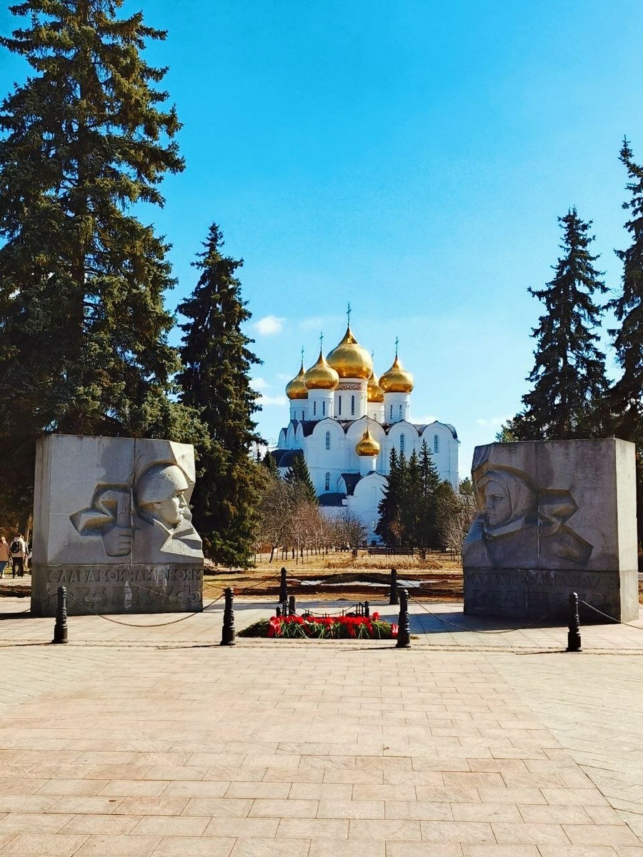 Вечный огонь, набережная Которосли.