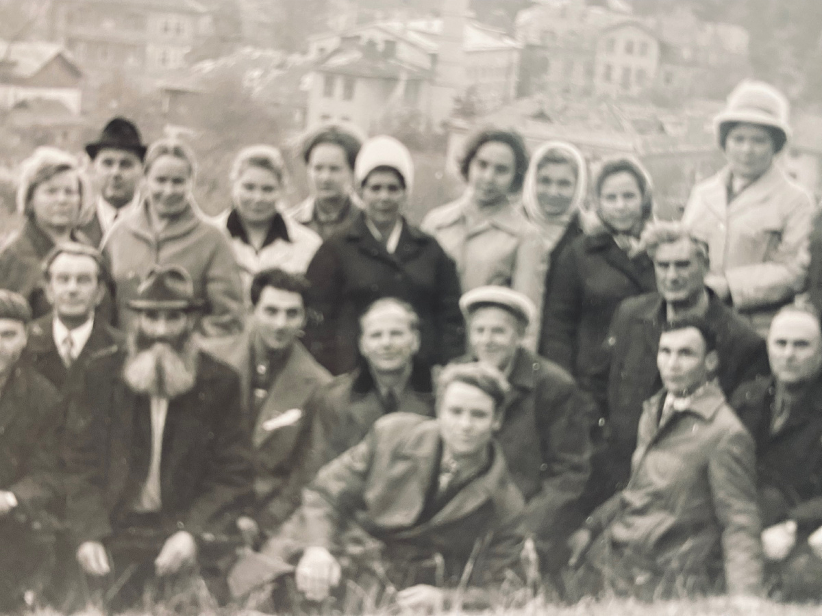 Видите харизматичного мужчину в шляпе — это « Бог Дождя» Реваз, ему тут уже за 70. Внука женил. По этому случаю все собирались у него в селе. 