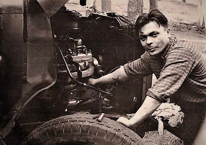 Шилов Иван Георгиевич за работой. Примерно 60-ые годы XX века. Из фотоальбома Шилова Ивана Георгиевича (1927-1991)