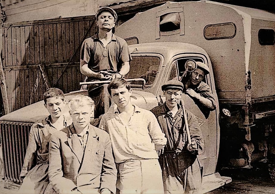 Шилов Иван Георгиевич с бригадой на работе в аварийной службе г. Перми. Примерно 60-ые годы XX века. Из фотоальбома Шилова Ивана Георгиевича (1927-1991)