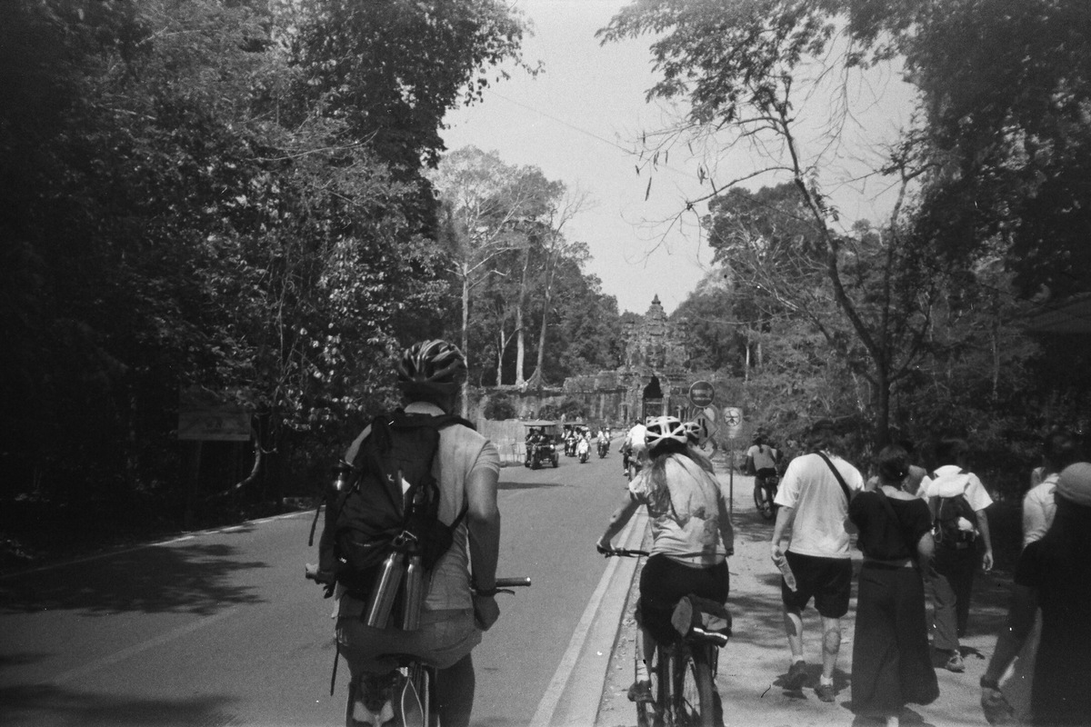 Примерно с 8 утра начинается утомительная липкая жара, поэтому ехать к храмам лучше на рассвете или ближе к закату