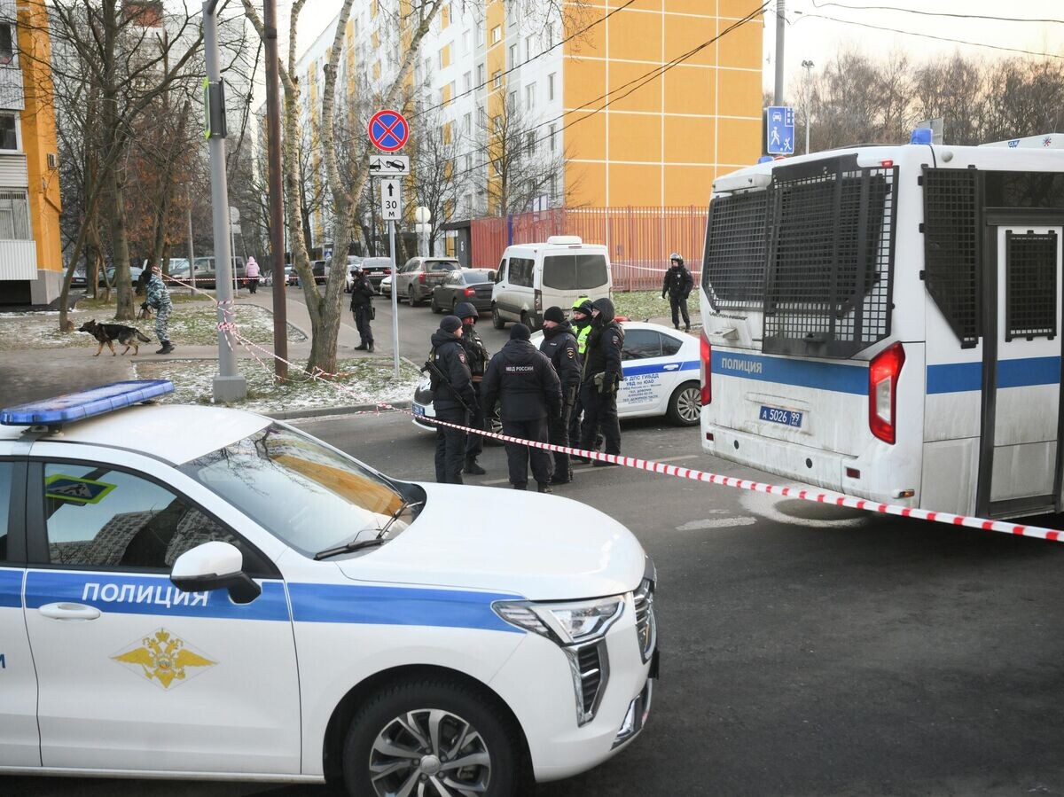    Сотрудники полиции у места взрыва, при котором погибли два сотрудника ДПС, на улице Елецкой на юге Москвы | © РИА Новости / Юрий Кочетков