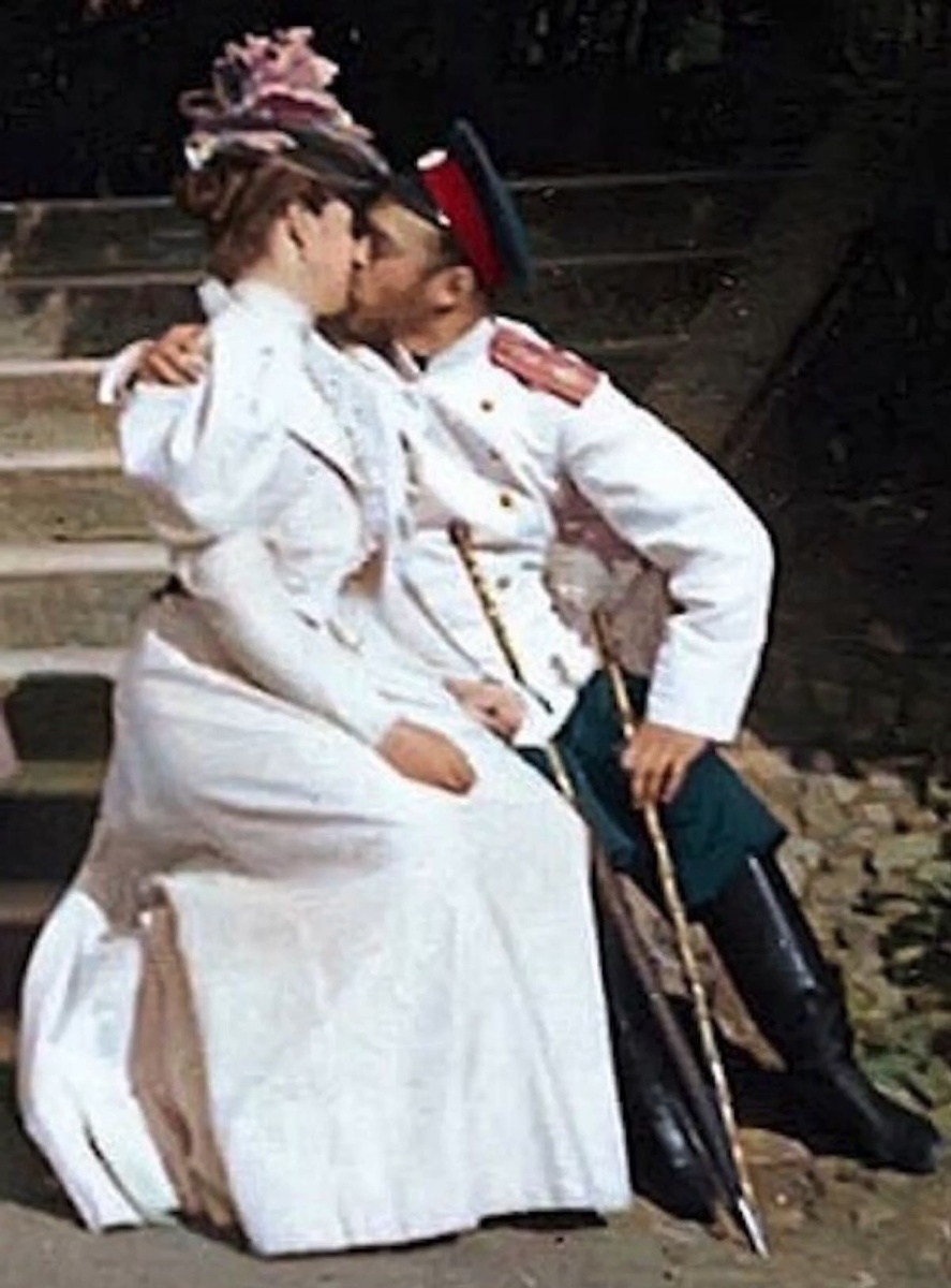 Николай II с супругой Александрой Федоровной в Петергофе. 1897