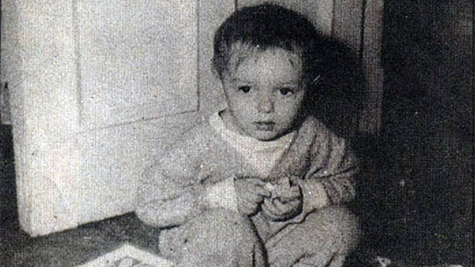 Константин Кинчев (настоящая фамилия — Панфилов) родился в Москве. В 1983 году окончил Московский технологический институт (факультет «Экономика и финансы»). Некоторое время обучался в джазовой студии в Замоскворечье. Работал администратором женской баскетбольной команды, натурщиком в Суриковском училище, грузчиком в булочной.📷Фото: из личного архива Константина Кинчева